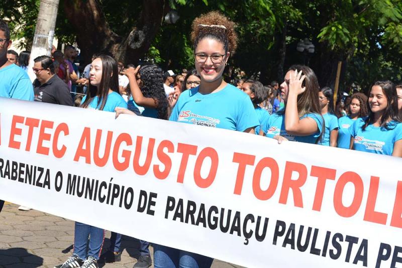 DESFILE 94 ANOS DE PARAGUAÇU