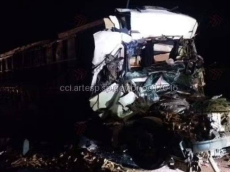 Motorista morre após batida entre carreta e caminhão na rodovia Raposo Tavares