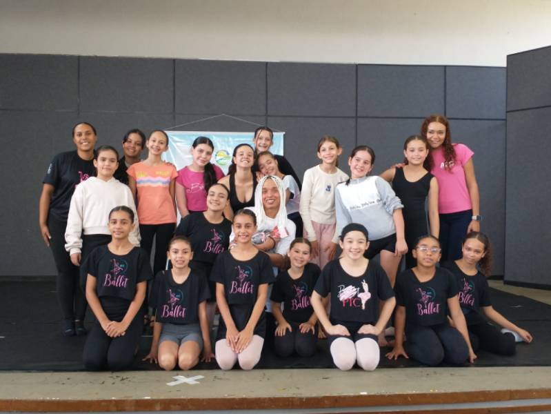 Alunas de ballet da AFC e PTC participam de workshop especial sobre dança contemporânea
