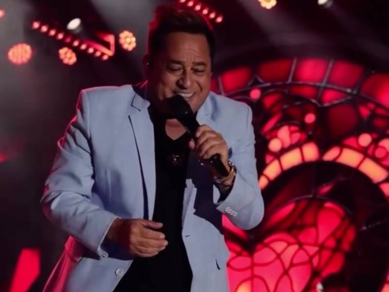 Leonardo arrasta multidão e faz show eletrizante na Expo Paraguaçu