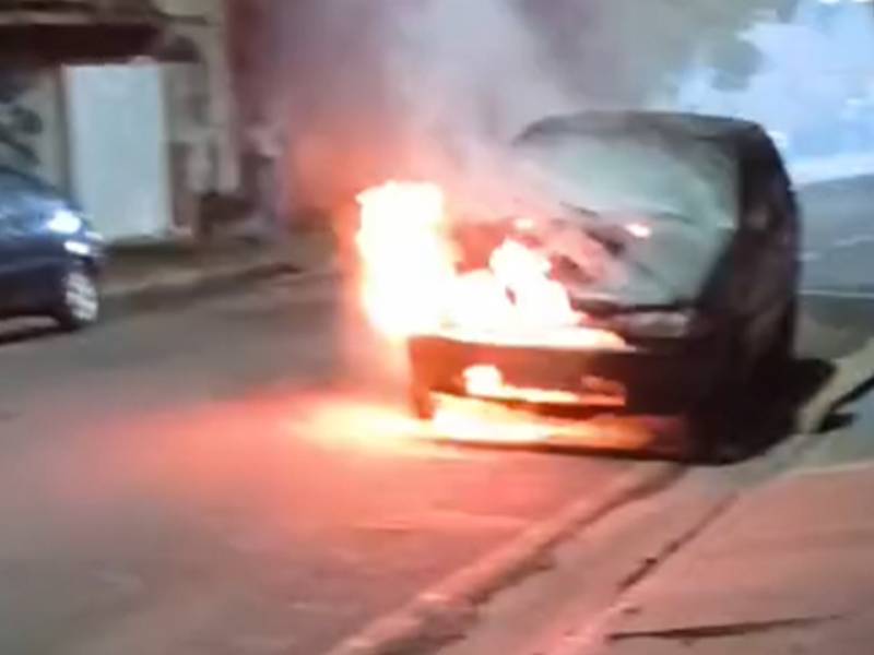 Carro pega fogo no centro de Assis e populares tentam conter as chamas com extintores
