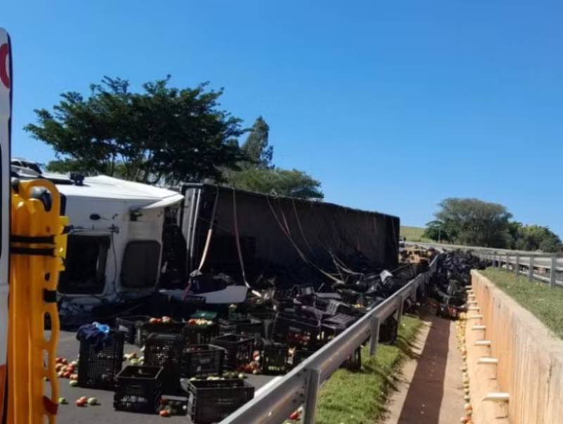 Carreta carregada com caixas de tomate tomba na rodovia Rachid Rayes em Marília