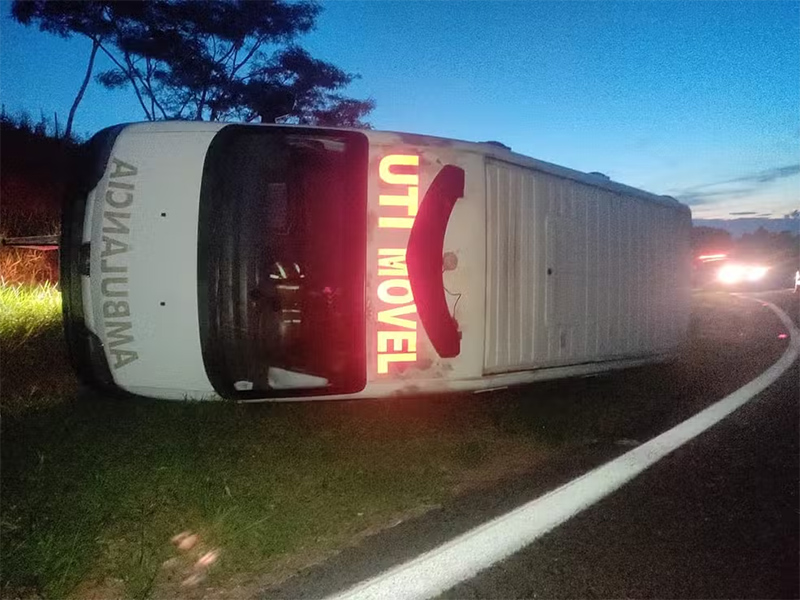 Ambulância da Prefeitura de Marília capota após motorista sofrer mal súbito em rodovia