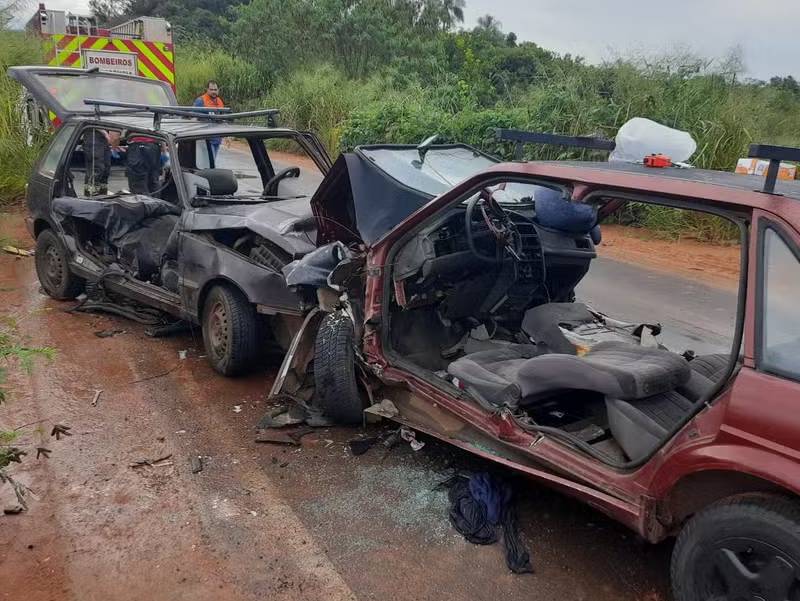 Batida frontal entre carros deixa cinco feridos em vicinal de Tupã