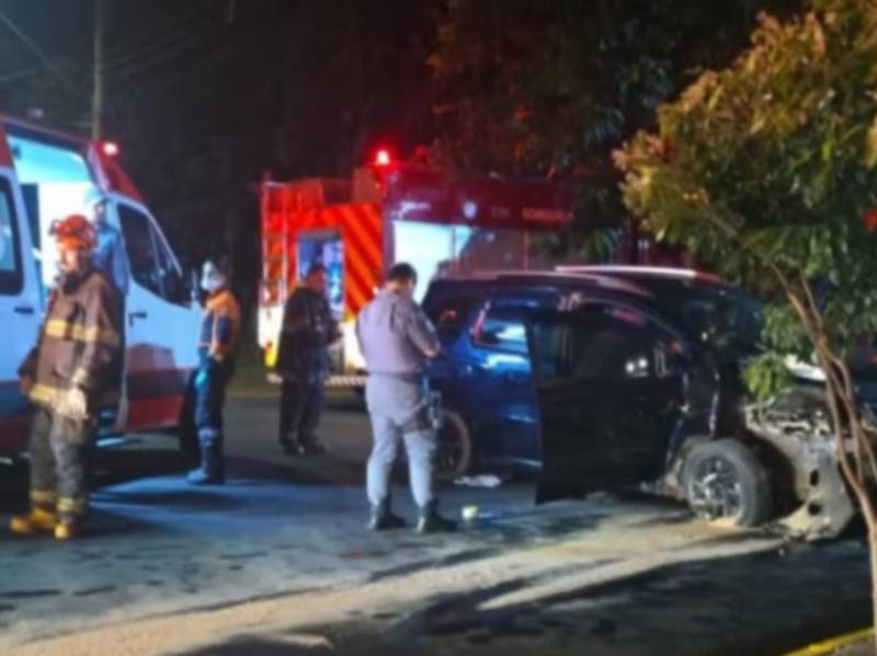 Motorista atropela e mata pedestre, foge e bate carro em poste em Bauru