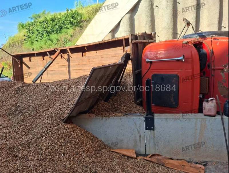 Caminhão carregado de amendoim tomba e interdita alça de acesso da SP-333 em Echaporã
