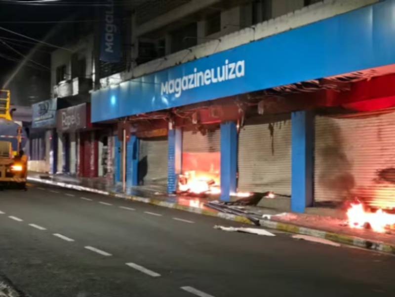 Incêndio atinge loja de departamentos e mobiliza bombeiros em Lins