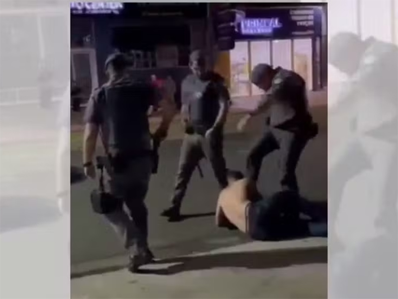PM é flagrado dando chute na cabeça de homem caído no chão durante abordagem em Botucatu