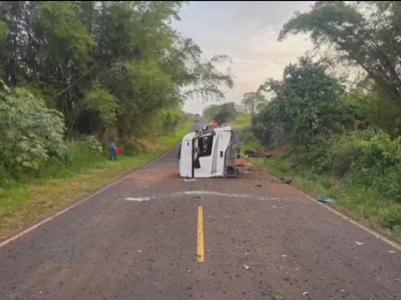 Motorista de carreta morre após veículo tombar em estrada vicinal de Borá