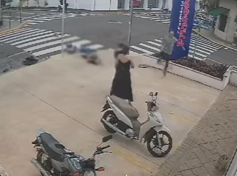 Mulher morre após ser arremessada de moto em colisão com carro em Birigui