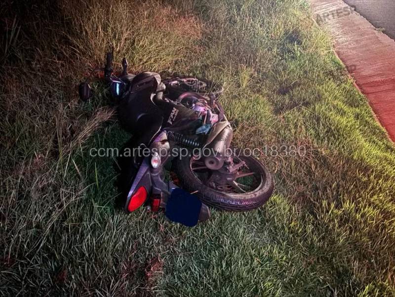 Motociclista morre após perder o controle da moto e bater contra árvore em Boracéia