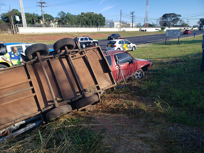 Carro com carretinha acoplada tomba em rodovia de Tupã; quatro pessoas ficam feridas