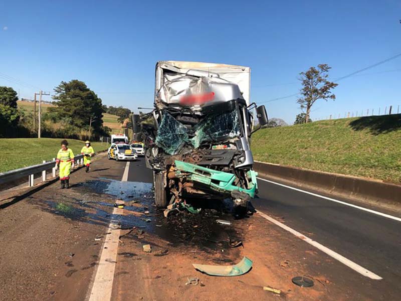 Motorista de caminhão fica preso às ferragens após bater em carreta em Assis