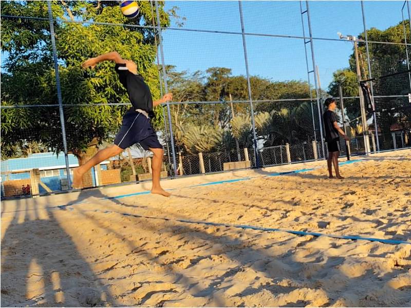 Aulas de vôlei de areia na AFC oferecem treinamento de base para crianças e adolescentes