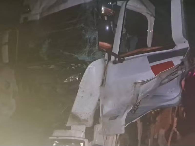 Acidente entre caminhões deixa motorista gravemente ferido em rodovia de Assis