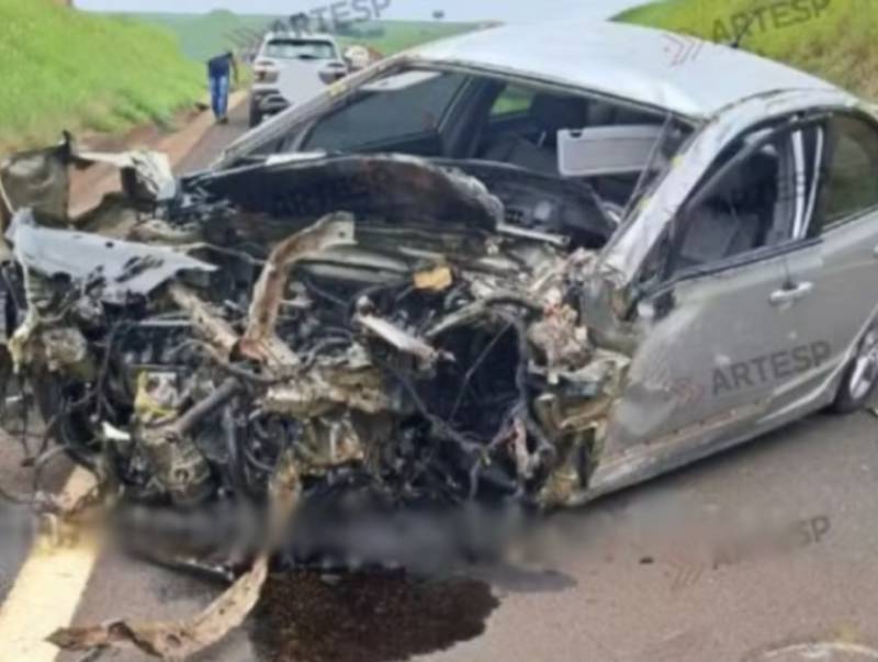 Motorista fica ferido após bater em barranco e atingir carreta na Raposo Tavares em Maracaí