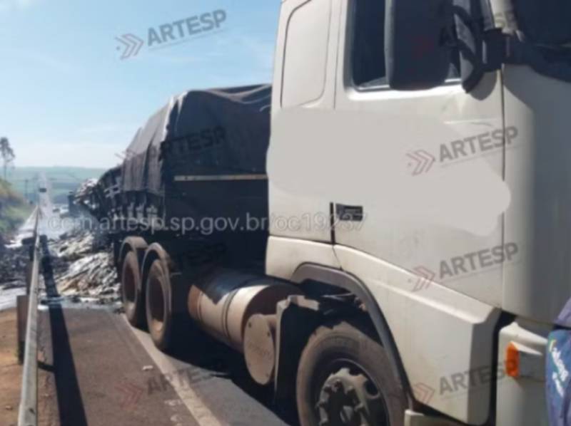 Pane mecânica causa incêndio em carreta e carga de açúcar se espalha pela pista na SP-255 em Jaú
