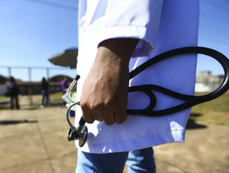 Curso de medicina com nota baixa pode ter corte de vaga ou extinção