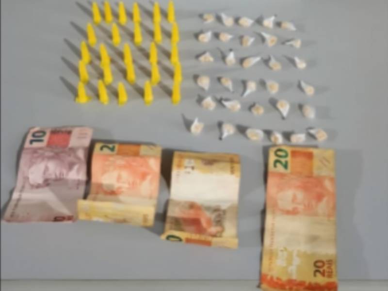 Homem tenta fugir, mas é preso com porções de crack e cocaína em Palmital
