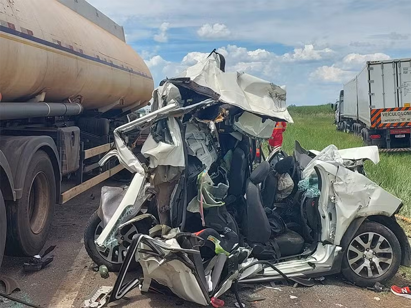 Carros são esmagados por caminhões durante operação pare e siga na BR-153; criança morreu