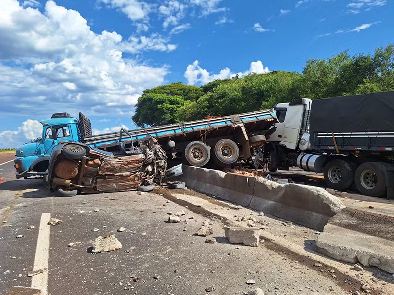 Acidente entre caminhões e carro deixa cinco feridos em rodovia entre Salto Grande e Ibirarema