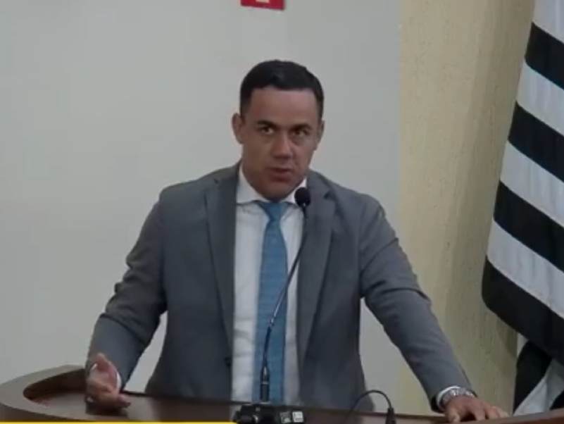 'Não é justo sacrificar quase 42 mil habitantes por causa de três secretários', dispara vereador