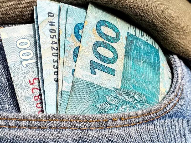 Trabalhadores nascidos em novembro e dezembro recebem abono salarial