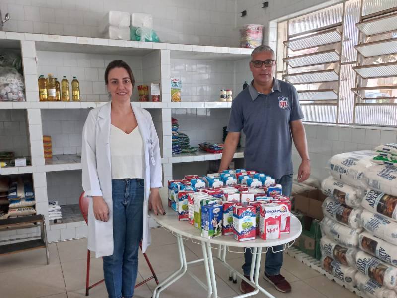 Departamento de Esportes repassa 90 litros de leite para a Santa Casa de Misericórdia