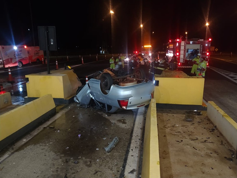 Motorista morre após bater em praça de pedágio e capotar na Rodovia Raposo Tavares