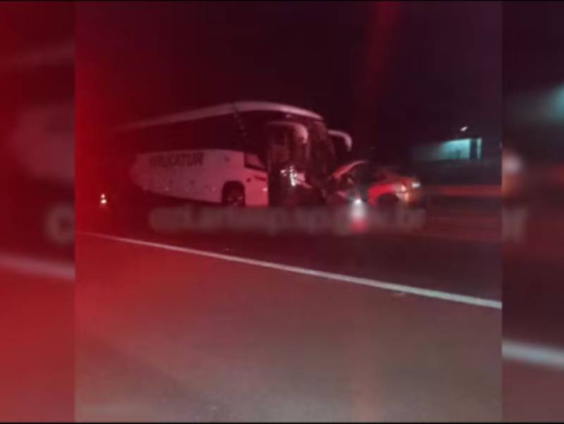 Motorista morre após invadir contramão e bater carro em ônibus no interior de SP