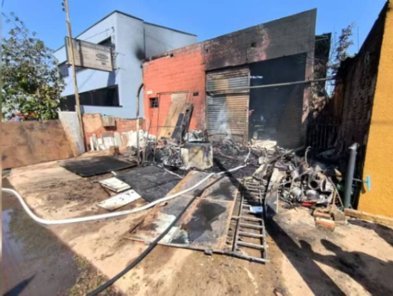 Incêndio atinge depósito de material reciclável em Jaú