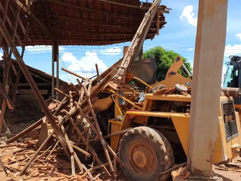 Idoso morre após telhado de olaria cair sobre retroescavadeira em Ourinhos