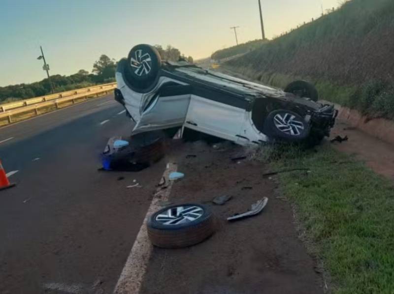 Três ficam feridos após carro capotar e se arrastar com as rodas para cima por 56 metros em Florínea