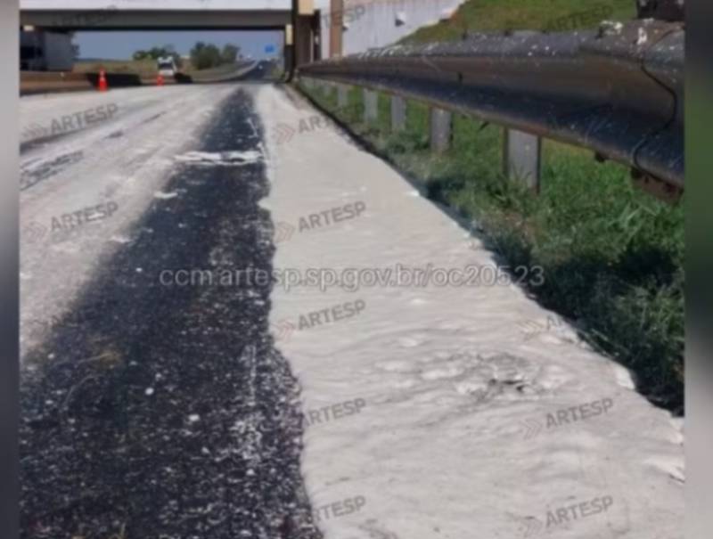 Carga cai de caminhão e interdita alça de acesso entre rodovias em Santa Cruz do Rio Pardo