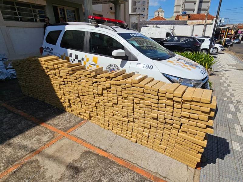 Motorista abandona caminhão com 1,5 tonelada de maconha e foge para canavial no interior de SP