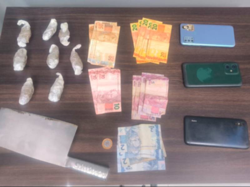 Polícia apreende drogas, dinheiro e moto furtada há 12 anos em ação contra tráfico em Ibirarema