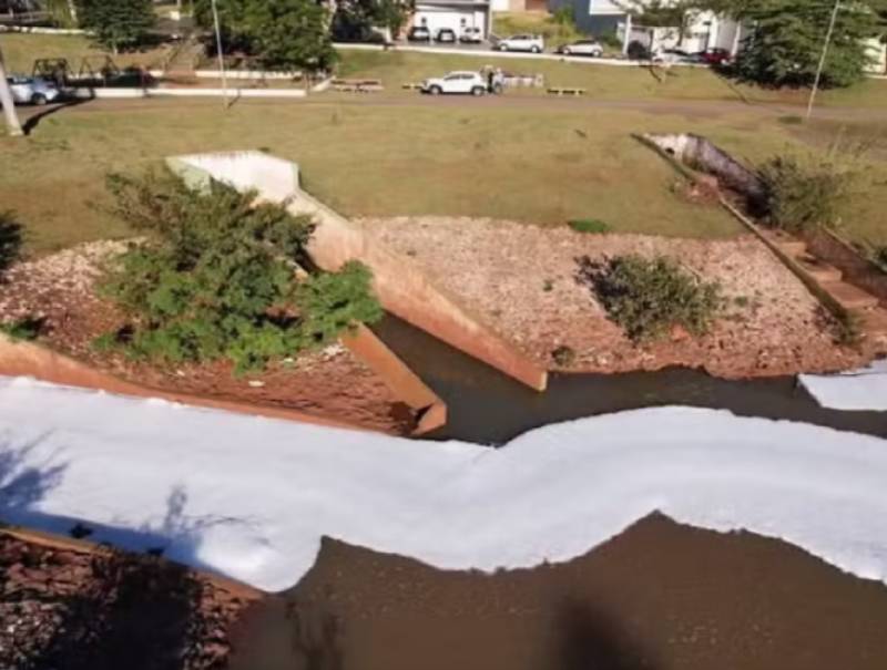 Lago é tomado por espuma branca em Jaú