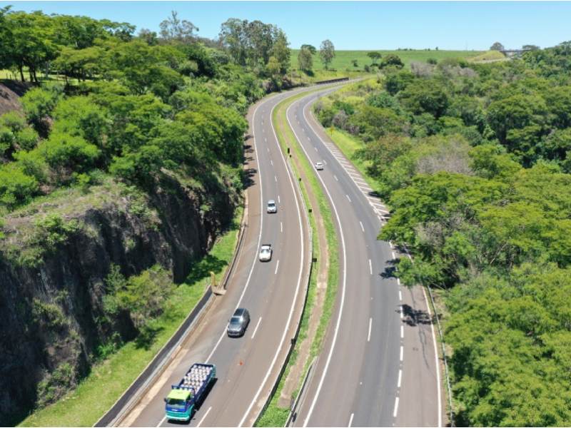 Eixo SP prevê fluxo de 950 mil veículos no feriado de 1º de maio em rodovias na região de Paraguaçu