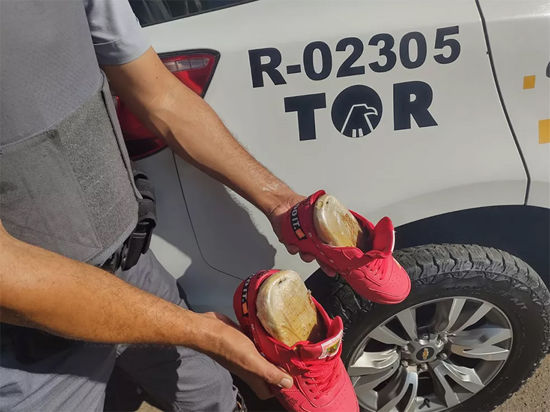Polícia Rodoviária flagra boliviano com cocaína disfarçada de palmilha de tênis em Garça