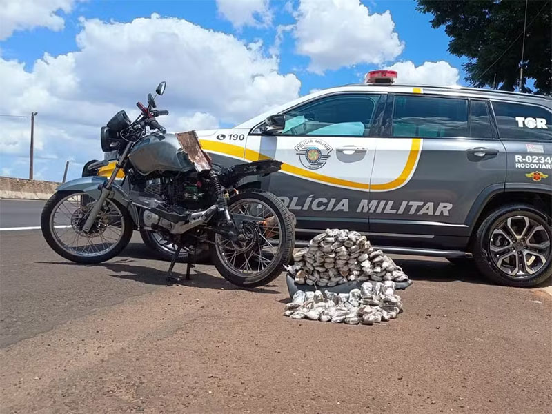 Polícia desconfia de motociclista e descobre 121 tabletes de drogas escondidos em moto