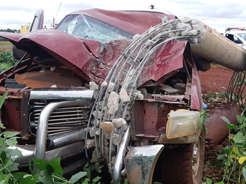 Motorista fica ferido ao bater caminhonete contra poste em rodovia de Cruzália