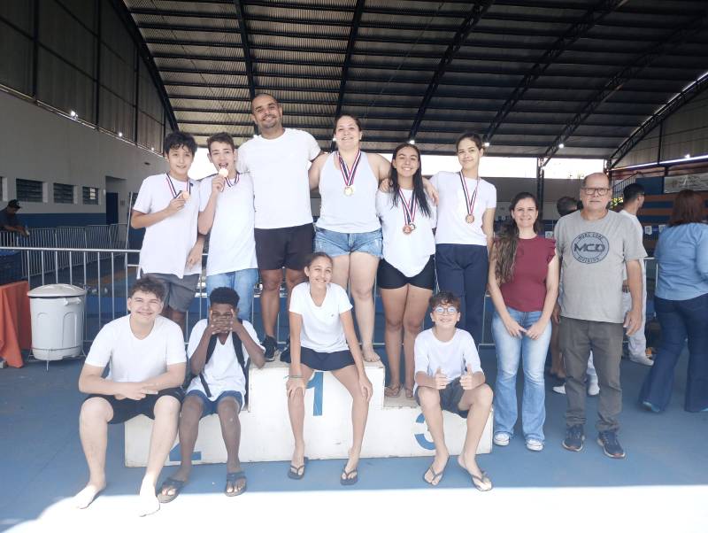 Jovens atletas paraguaçuenses se destacam em competição na natação e conquistam medalhas
