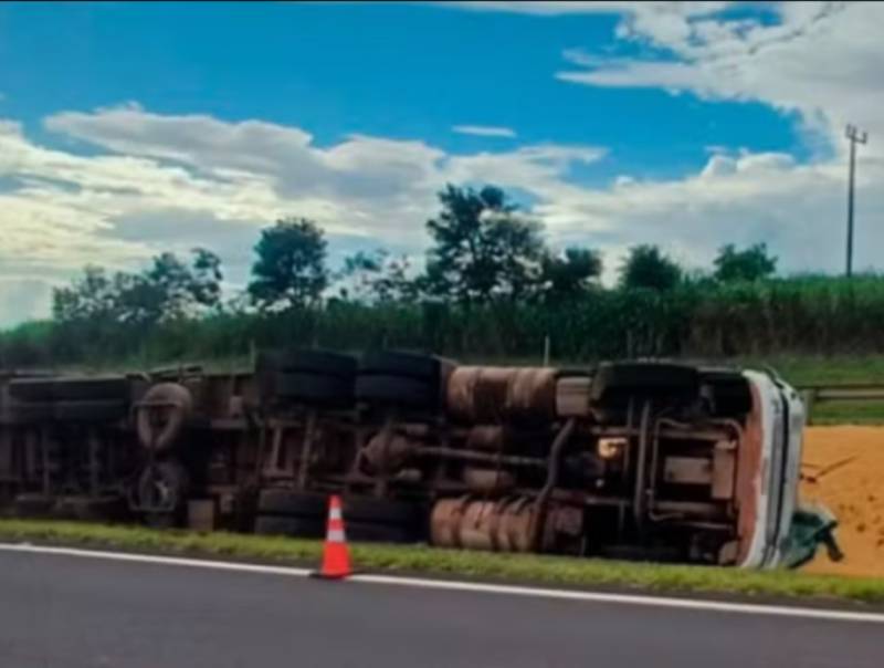 Motorista embriagado fica ferido após tombar caminhão carregado de soja na Raposo Tavares em Maracai