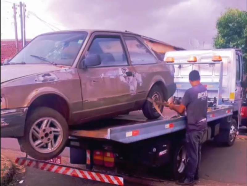 Operação conjunta da PM e Prefeitura apreende veículos abandonados em via pública de Paraguaçu