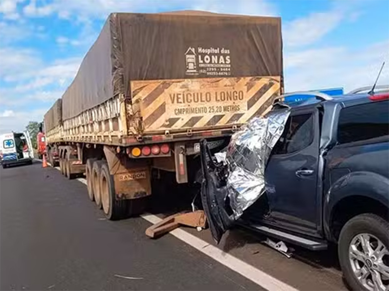 Motorista de caminhonete morre após batida contra carreta na Raposo Tavares em Palmital
