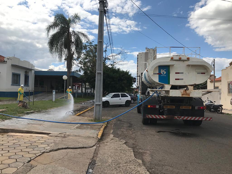 Em parceria, Prefeitura e Sabesp fazem desinfecção das calçadas do Hospital, Pronto Socorro e do CEM