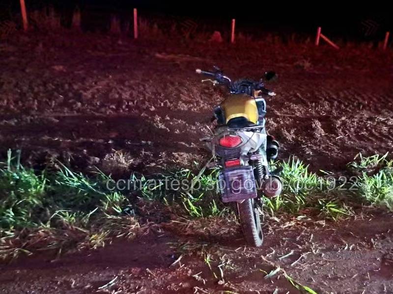 Uma pessoa morreu e outra ficou ferida após moto tombar na Rodovia Raposo Tavares em Canitar