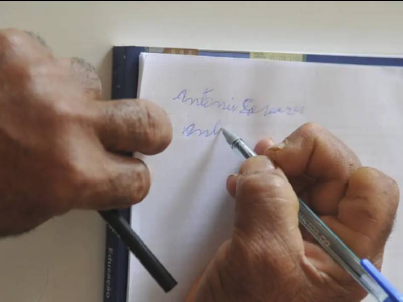 Analfabetismo de pessoas com deficiência é quatro vezes maior no país