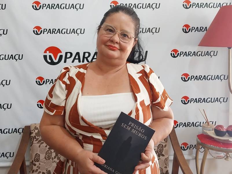 Escritora paraguaçuense comemora lançamento de seu primeiro romance