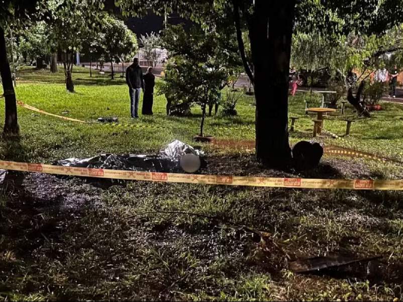 Casal morre após ser atingido por raio embaixo de árvore em Ourinhos